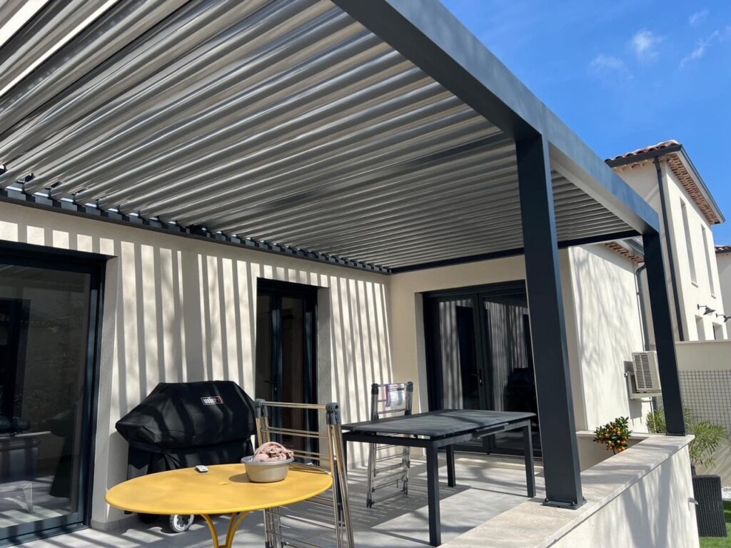 Pergola bioclimatique lames orientables moderne en terrasse