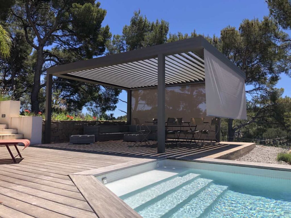 Pergola Lames Orientables Pare Soleil pour bord de piscine