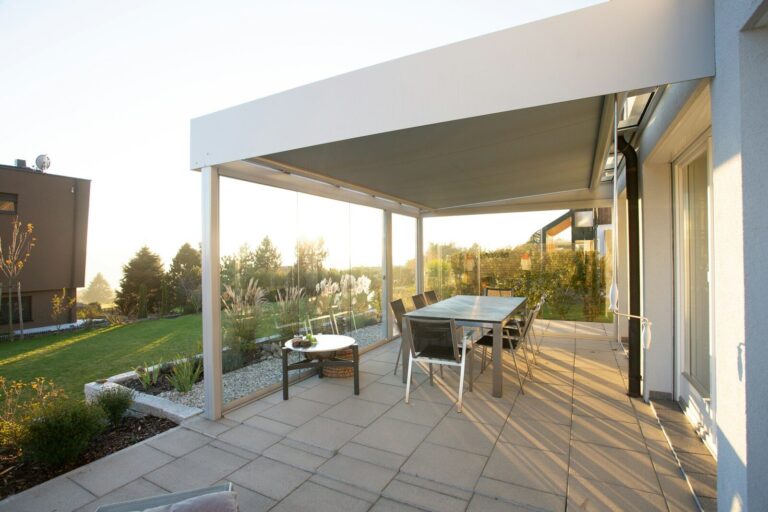 Pergola haut de gamme installée en extérieur avec jardin